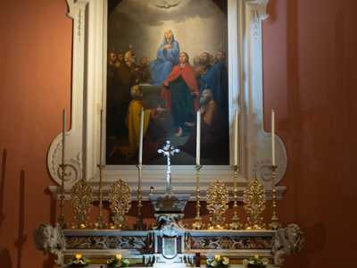 ... impreziosito da una pala raffigurante la discesa dello Spirito Santo sulla Vergine e gli Apostoli, opera del pittore Francesco Spinelli e datata 1870 circa